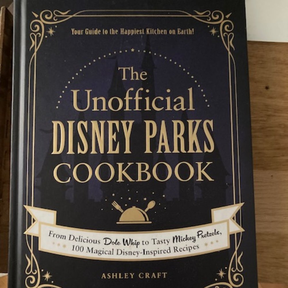 The Unofficial Disney Parks Cookbook by - Navy & Gold